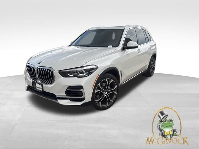 2022 BMW X5 sDrive40i in Mineral White Metallic — front three-quarter view