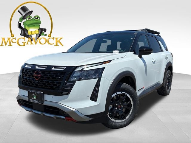 2026 Nissan Pathfinder Rock Creek in Everest White Pearl Tricoat/Super Black — front three-quarter view