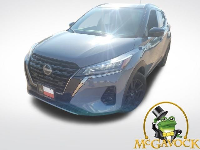 2024 Nissan Kicks SR in Gray/Super Black — front three-quarter view